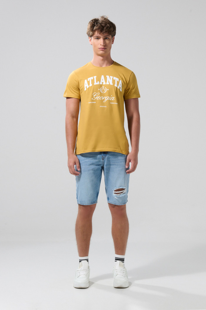 Camiseta amarilla cuello redondo con arte college blanco
