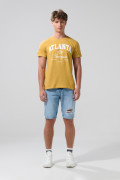 Camiseta amarilla cuello redondo con arte college blanco
