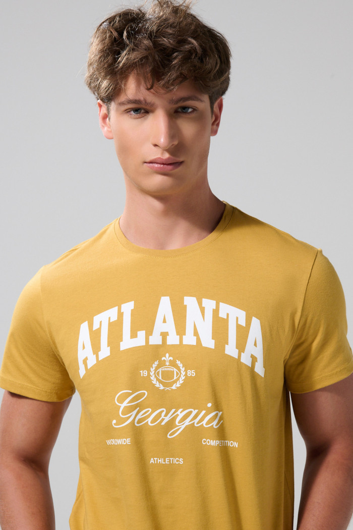 Camiseta amarilla cuello redondo con arte college blanco