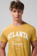 Camiseta amarilla cuello redondo con arte college blanco