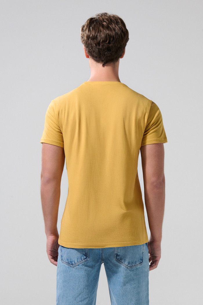 Camiseta amarilla cuello redondo con arte college blanco