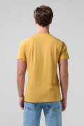 Camiseta amarilla cuello redondo con arte college blanco