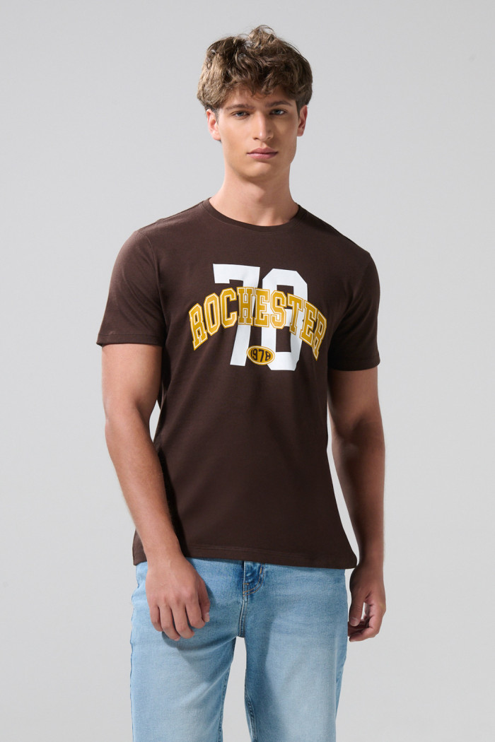 Camiseta café oscura con estampado college y manga corta