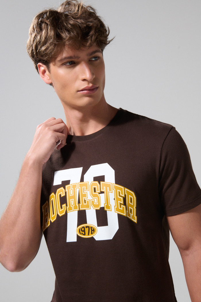 Camiseta café oscura con estampado college y manga corta