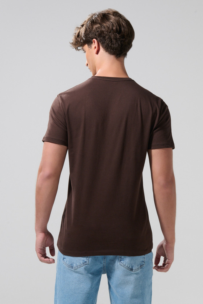 Camiseta café oscura con estampado college y manga corta