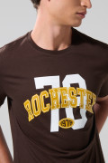 Camiseta café oscura con estampado college y manga corta