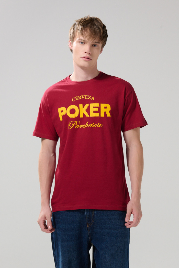 Camiseta roja oscura con arte de Cerveza Poker y manga corta