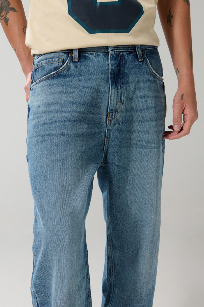 Jean baggy azul medio con bota ancha y 5 bolsillos