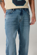 Jean baggy azul medio con bota ancha y 5 bolsillos