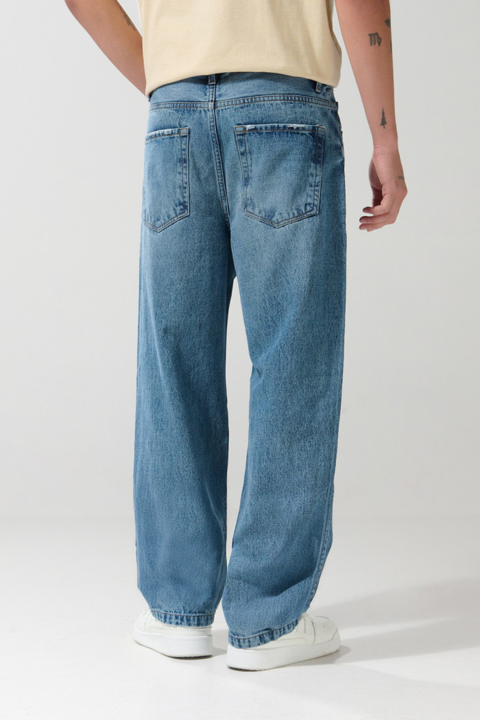 Jean baggy azul medio con bota ancha y 5 bolsillos