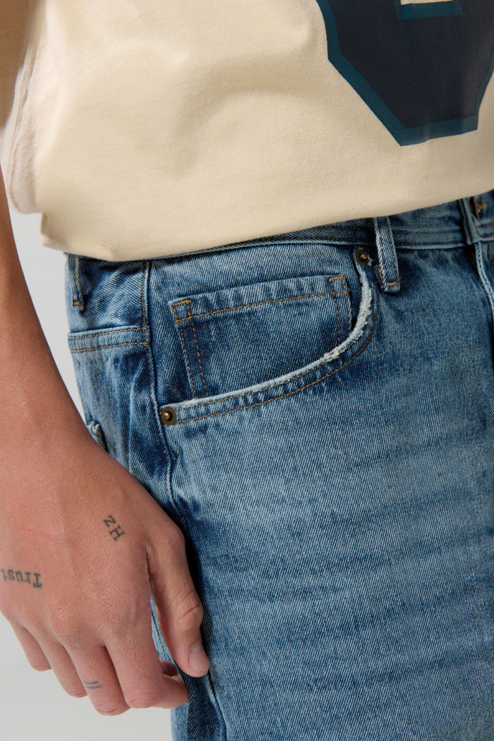 Jean baggy azul medio con bota ancha y 5 bolsillos