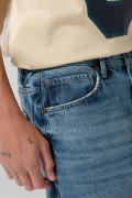 Jean baggy azul medio con bota ancha y 5 bolsillos