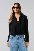 Chaqueta cazadora unicolor con bolsillos y cuello trucker