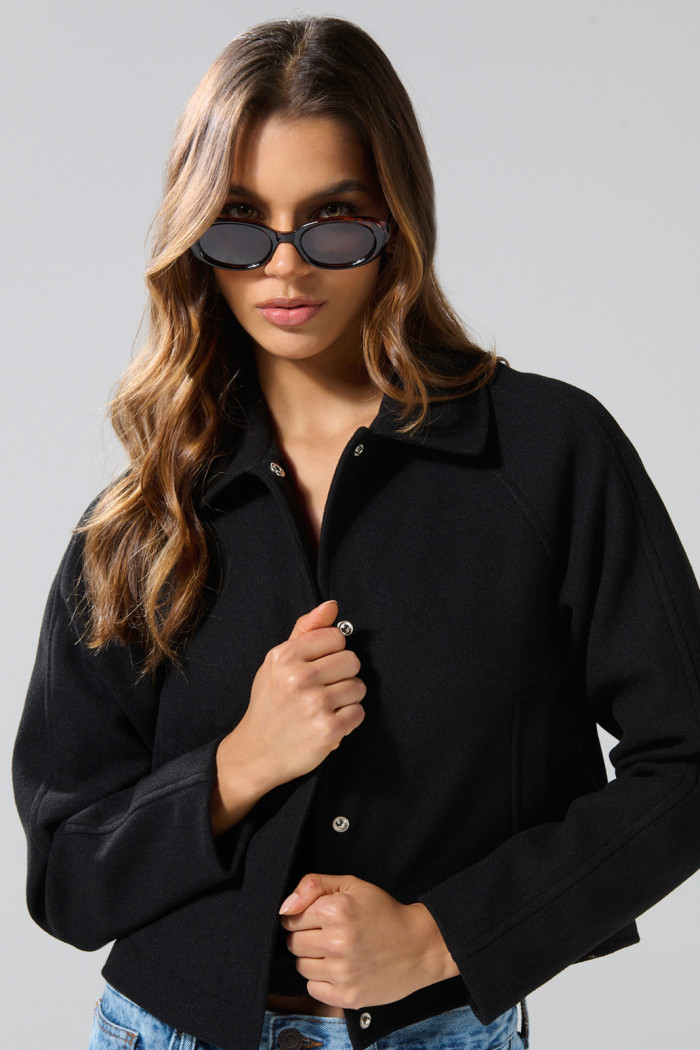 Chaqueta cazadora unicolor con bolsillos y cuello trucker