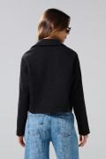 Chaqueta cazadora unicolor con bolsillos y cuello trucker