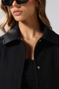 Chaqueta cazadora unicolor con bolsillos y cuello trucker