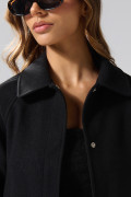Chaqueta cazadora unicolor con bolsillos y cuello trucker