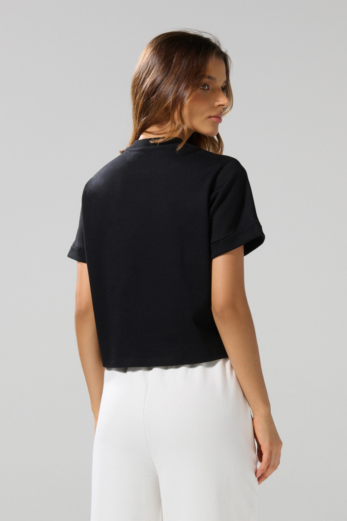 Camiseta crop top unicolor con doblez en puños