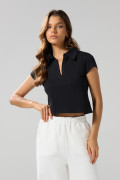 Camiseta crop top unicolor con cuello polo y manga corta