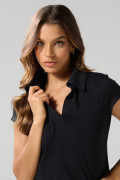 Camiseta crop top unicolor con cuello polo y manga corta