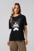 Camiseta negra cuello redondo con arte de Kuromi