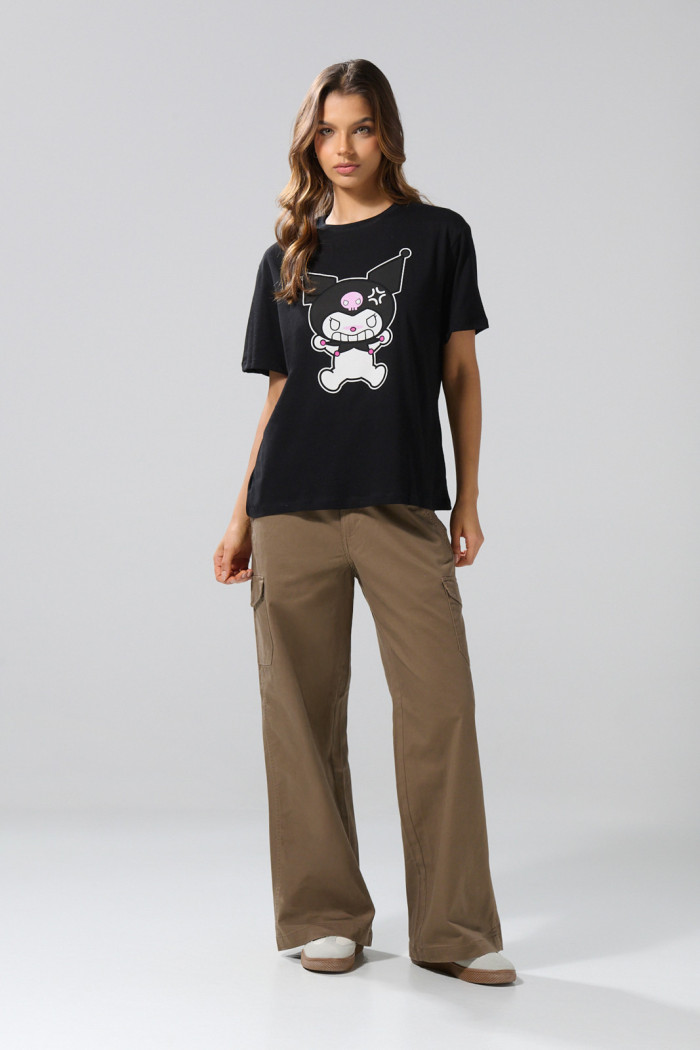 Camiseta negra cuello redondo con arte de Kuromi