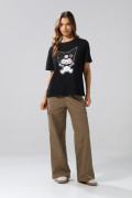 Camiseta negra cuello redondo con arte de Kuromi