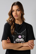 Camiseta negra cuello redondo con arte de Kuromi