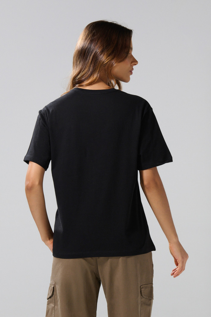 Camiseta negra cuello redondo con arte de Kuromi