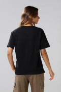Camiseta negra cuello redondo con arte de Kuromi