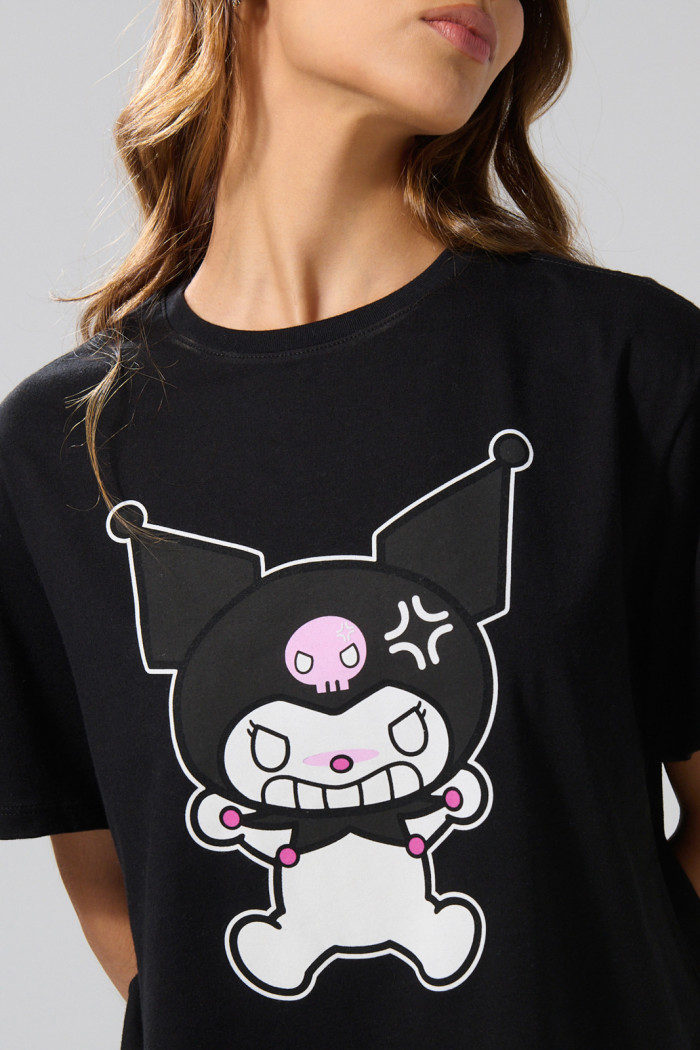 Camiseta negra cuello redondo con arte de Kuromi