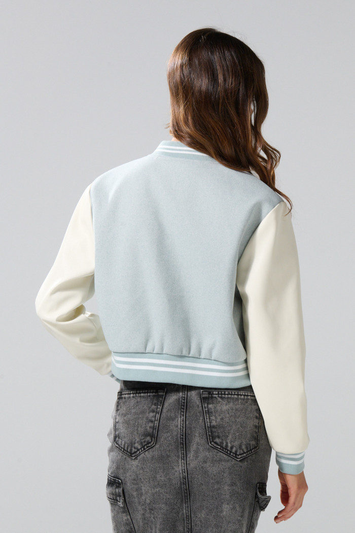 Chaqueta bomber verde college con mangas en contraste