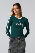 Camiseta verde oscura con manga larga y diseño college