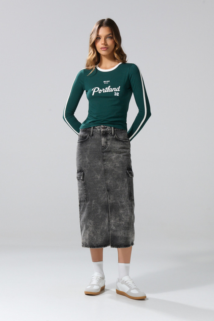 Camiseta verde oscura con manga larga y diseño college
