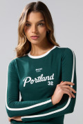 Camiseta verde oscura con manga larga y diseño college