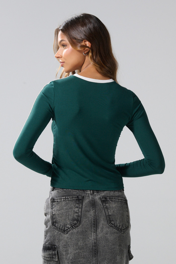 Camiseta verde oscura con manga larga y diseño college