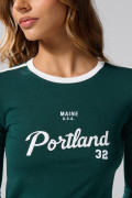 Camiseta verde oscura con manga larga y diseño college