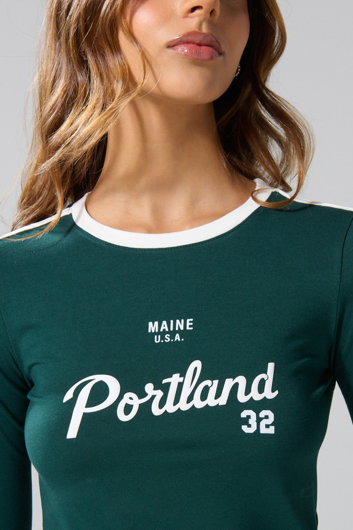 Camiseta verde oscura con manga larga y diseño college