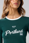 Camiseta verde oscura con manga larga y diseño college
