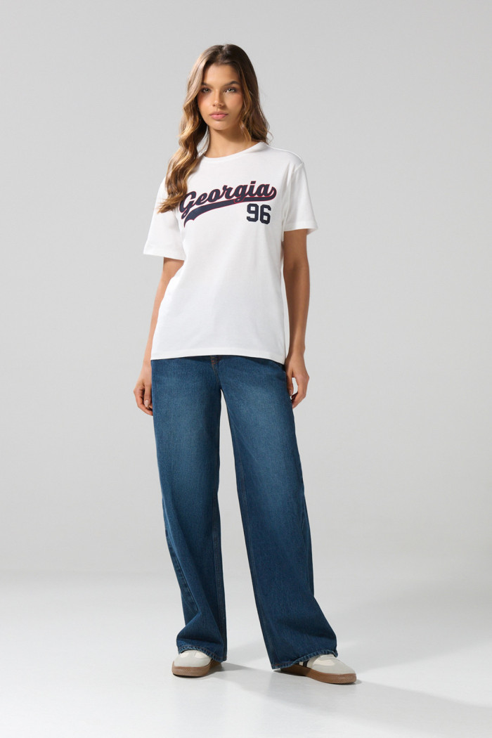 Camiseta college crema con cuello redondo