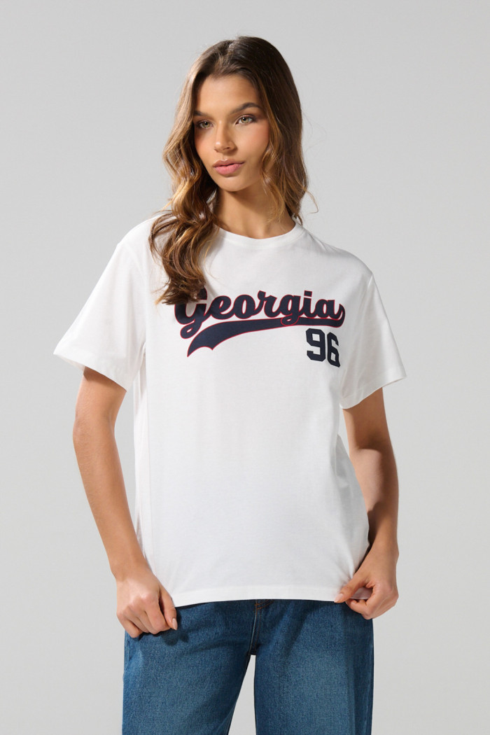 Camiseta college crema con cuello redondo