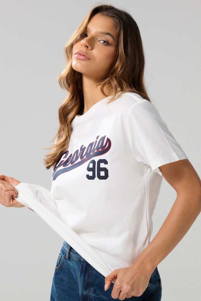 Camiseta college crema con cuello redondo