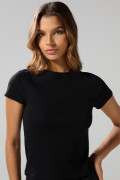 Camiseta acanalada negra en algodón ajustada con manga corta