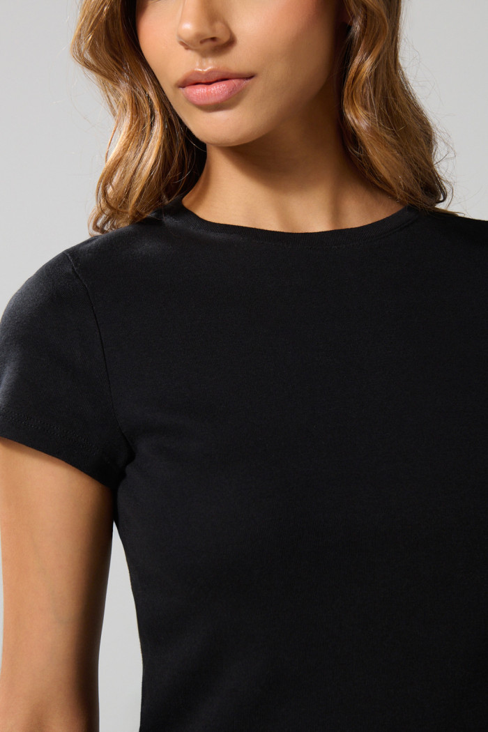 Camiseta acanalada negra en algodón ajustada con manga corta