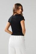 Camiseta ajustada en rib con manga corta unicolor