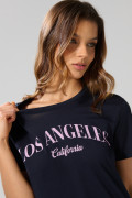 Camiseta azul intensa manga corta con arte college rosado