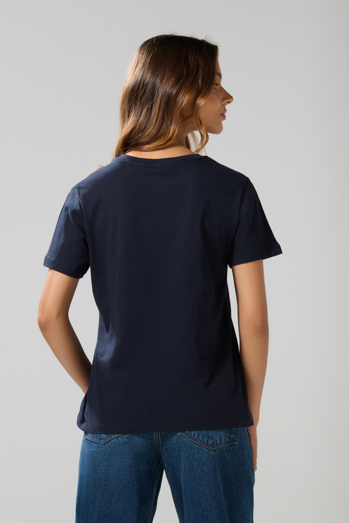 Camiseta azul intensa manga corta con arte college rosado