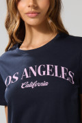Camiseta azul intensa manga corta con arte college rosado