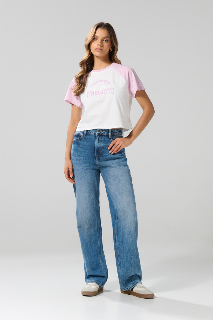 Camiseta college crema con manga ranglan en contraste