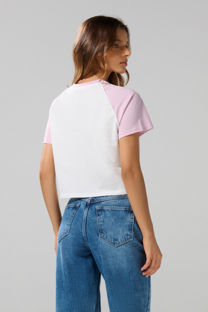 Camiseta college crema con manga ranglan en contraste